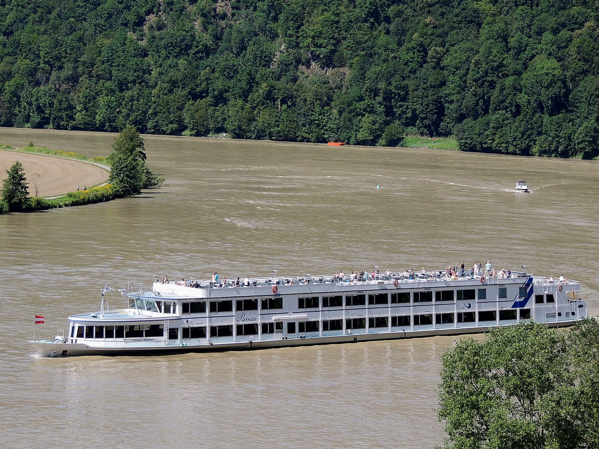 MS-PASSAU,das zweitgrößte Schiff der Reederei Wurm+Köck; Länge 80, Breite 10,4mtr; Antriebsleistung 1040PS; max.700Pers; Bj.1986)in der Schlögener Schlinge Richtung Heimathafen Passau; 140802