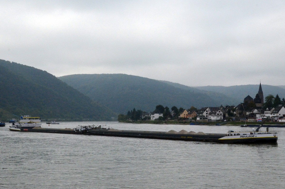 MS Privilege und Privilege II, ein Binnenschiff- Schubverband  mit Kies beladen, am 27.09.2013 auf dem Rhein bei Braubach.