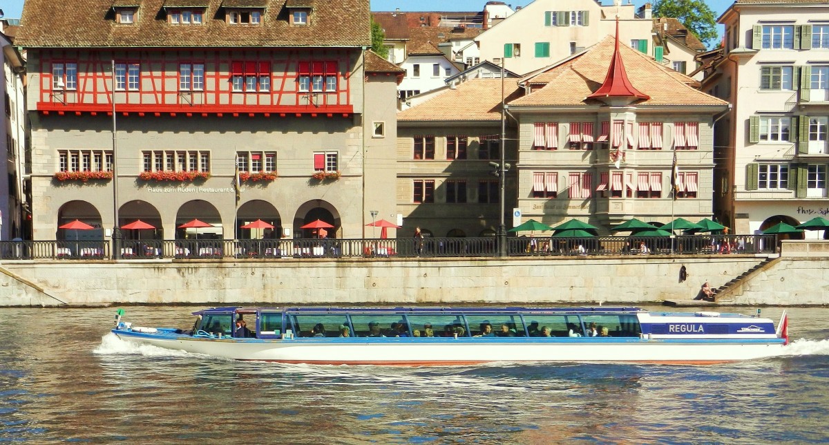 MS REGULA auf der Limmat in Zürich. Eigner: Zürichsee-Schifffahrtsgesellschaft -  20.09.2012