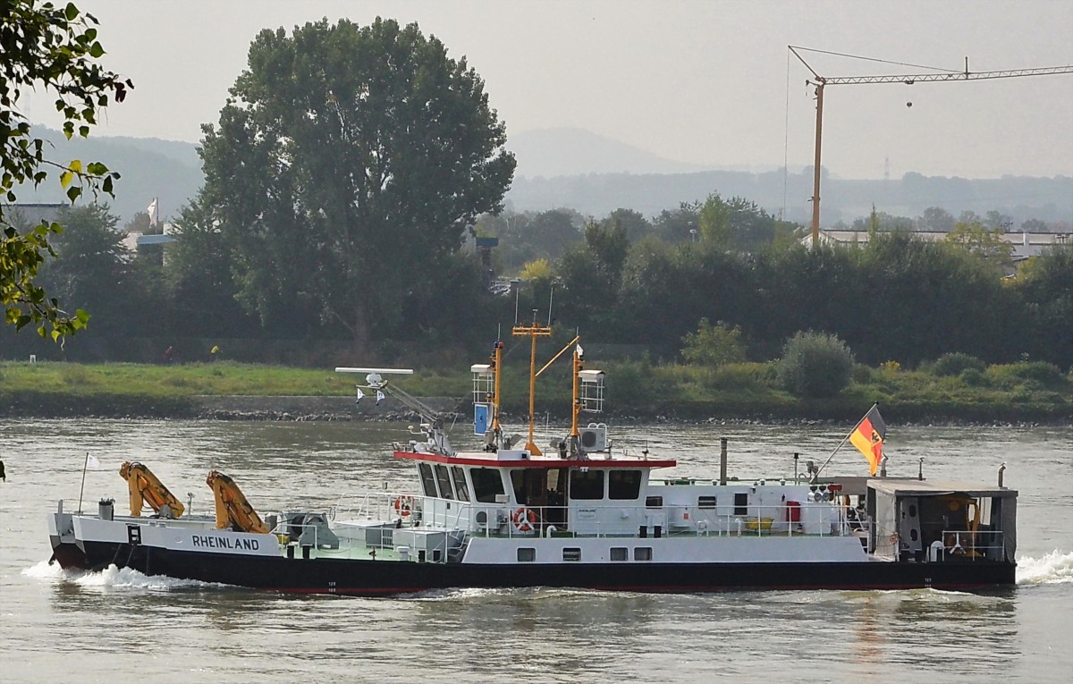 MS Rheinland, ein Mess- und Peilschiff des WSA Duisburg-Rhein.Heimathafen Wesel am 24.09.2013 bei Neuwied beobachtet.Die RHEINLAND wurde 1990 als Katamaran von den Motorenwerken Bremerhaven gebaut, ist 31,24 m lang und 9,95 m breit.  




 