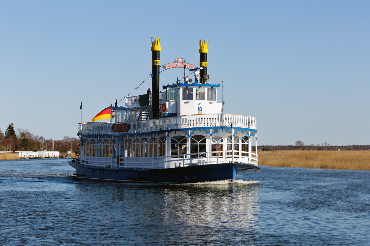 MS RIVER STAR fährt an ihrem Anleger in Zingst vorbei. - 14.03.2020
