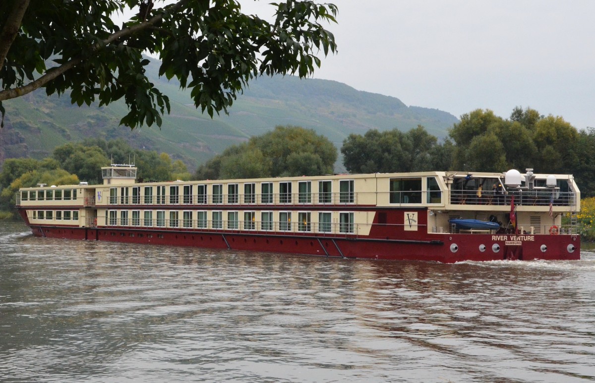 MS RIVER VENTURE, ein Flusskreuzfahrer mit Heimathafen Hamburg auf der Mosel bei rzig am 08.10.2013 Richtung Cochem – Koblenz unterwegs. Schiff in Dienst gestellt 2013, Lnge 110 m, Passagiere 134, Crew 36.