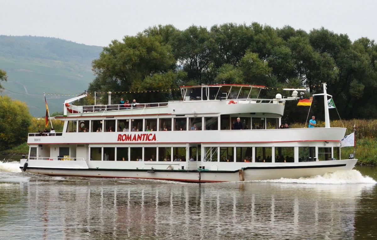 MS ROMANTICA, ein Ausflugs-Schiff auf der Mosel bei rzig am 08.10.2013. Heimathafen Bernkastel. 