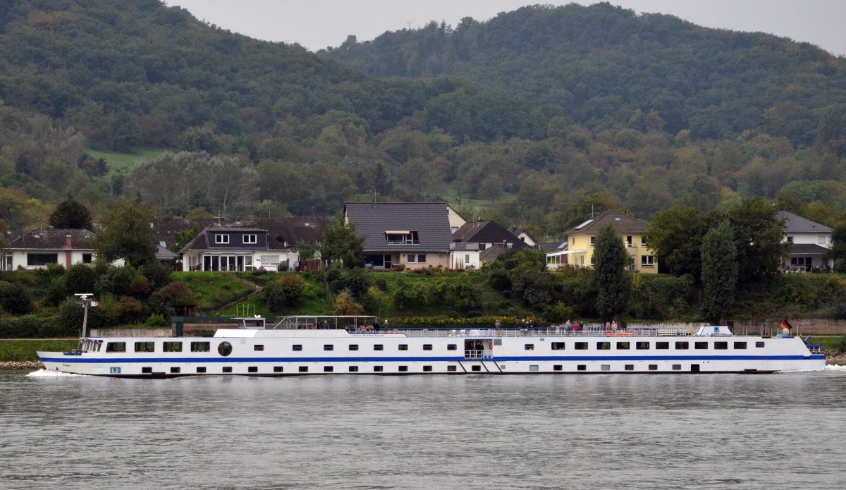 MS Rgen, ein Flusskreuzfahrtschiff auf dem Rhein hat gerade am Anleger von  Marksburg  festgemacht. Beobachtet am 27.09.2013.  Heimathafen Oberwesel Baujahr: 1982, Lnge: 82,50m, Breite: 9,50m, Besatzung: 16 Personen, Passagiere: 90 Personen. 