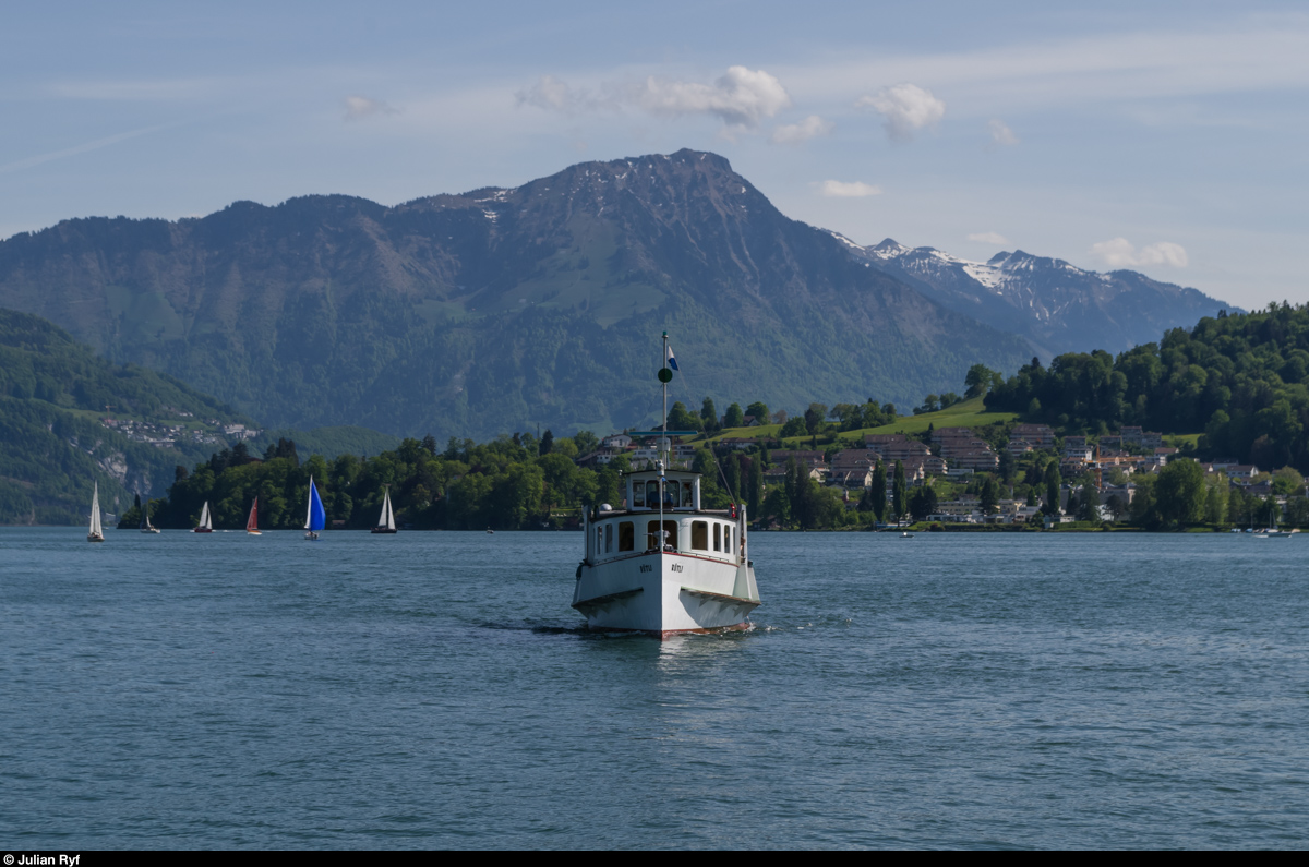 MS Rütli, das älteste Motorschiff auf dem Vierwaldstättersee, erreicht am 5. Mai 2015 Luzern Verkehrshaus.