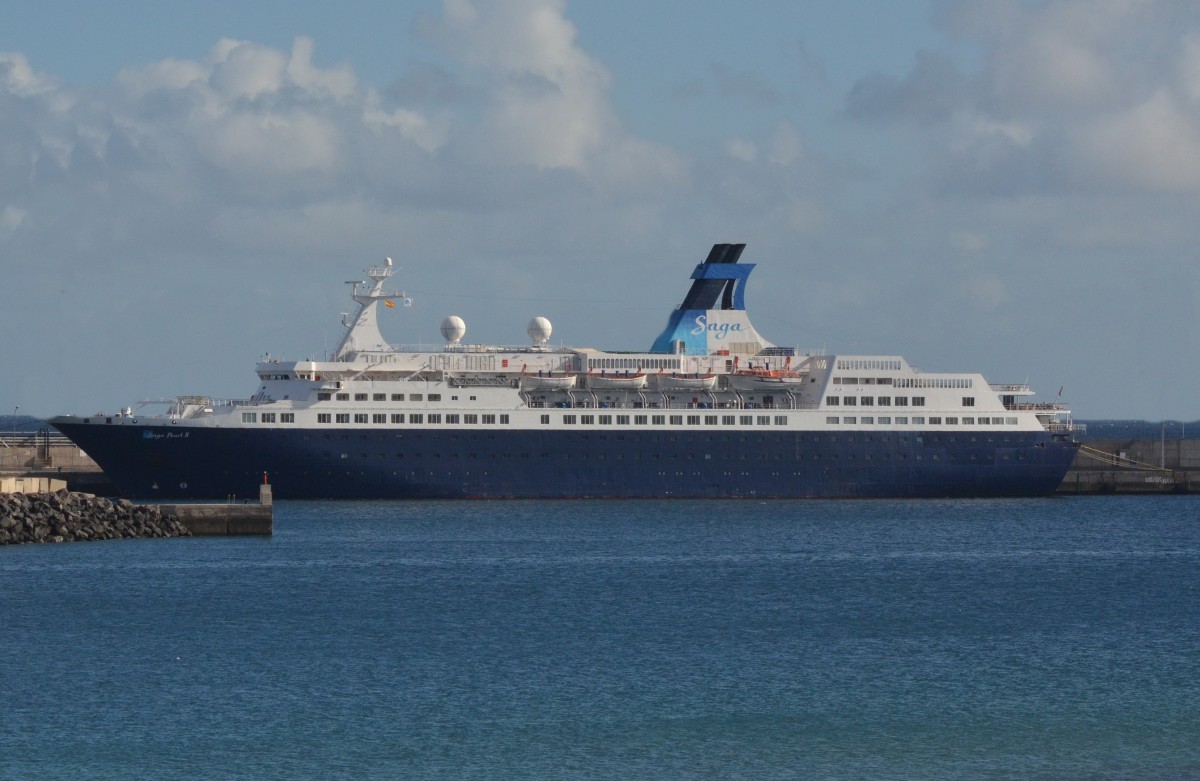 MS Saga Pearl II  am 15.12.2014 im Hafen von Arrecife gesehen.  Das Schiff wurde 1980 in Dienst gestellt und trug die Namen: Astor,  Arkona,  Astoria,  Quest for Adventure,  und zur Zeit Saga Pearl II. Technische Daten:  L: 164,35 m, B: 22,60 m, T: 8,10 m, Besatzung: 285, Passagiere bis zu 645.