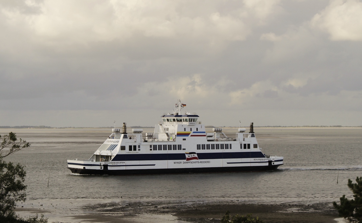 MS Schleswig-Holstein der Wyker Dampfschiffahrts-Reederei Föhr-Amrum (Neptun-Werft, Indienststellung 20.12.2011, 75,88 x 16,40 m, Tiefgang 1,85 m, 3.202 GT, 12 kn, 2160 kW) am 08.07.2019 in Wittdün/Amrum