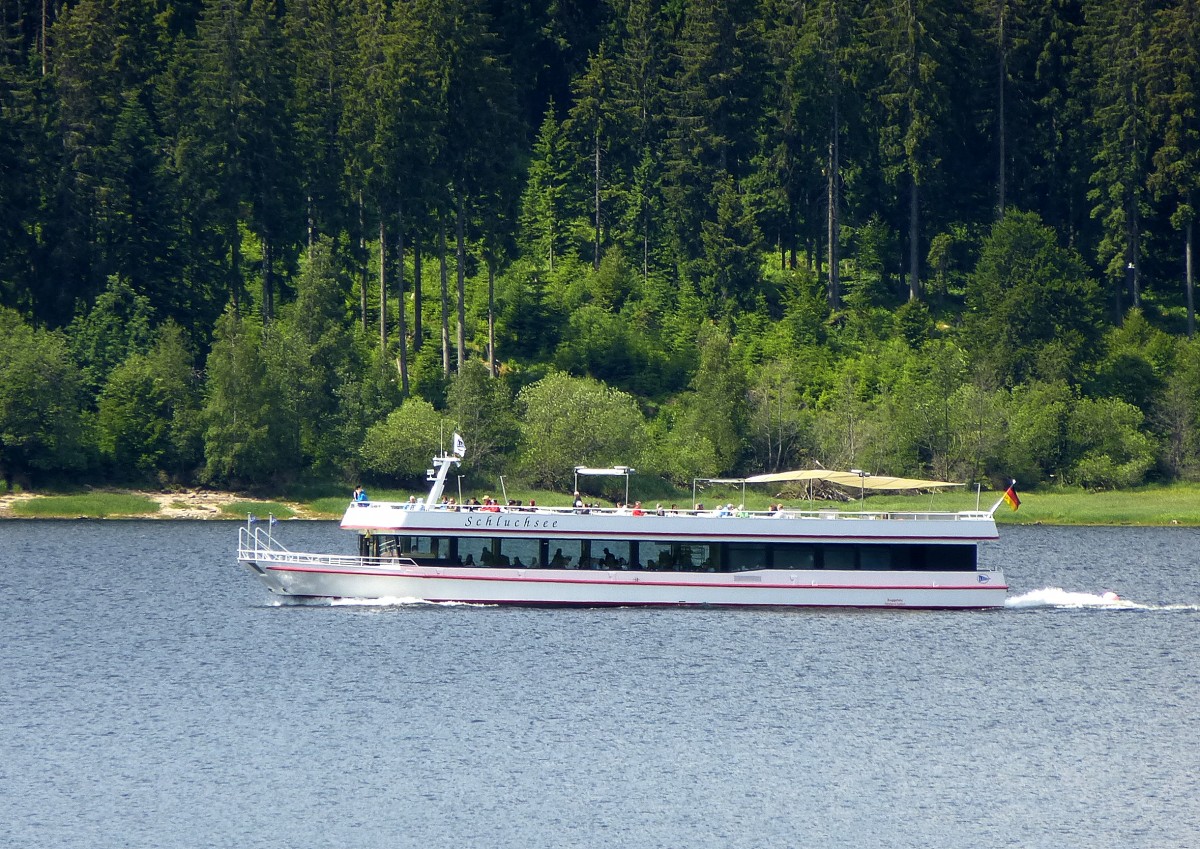 MS  Schluchsee , 250 Passagiere, 33m lang, 2x170 PS Dieselmotoren, Lux-Werft in Niederkassel/Rhein, hat nach einem spektakulren Landtransport vom Neckarhafen in Heilbronn den Schluchsee im Schwarzwald erreicht und fhrt die erste Saison als Aufflugsschiff, Juni 2014