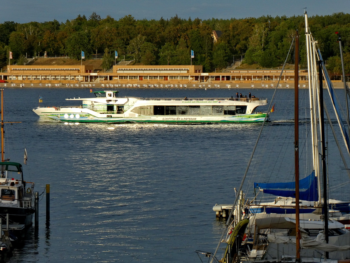 MS Schwielowsee-hybrid (04813260). Fahrgastschiff der WEISSE FLOTTE Potsdam GmbH. 
L= 41m; B= 6,5m; Tiefg.= 1,2m. 250 Personen gesamt an Bord.
2 Diesel Generatoren. Gen.1= (VOLVO D9) 239kW. Gen.2= (VOLVO 13) 300kW. Akkupack 136kW.
Elektrische Antriebsleistung 2x 140kW. Elektrisches System 750V DC. Bugstrahlruder 40kW.
Das Schiff befährt hier den Großen Wannsee. Im Hintergrund das Strandbad Wannsee. Foto: September 2019