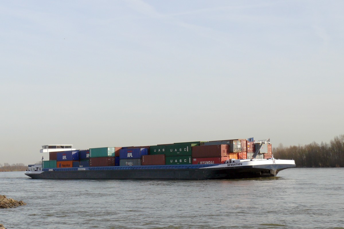 MS  Sensation  aus Rotterdam, 02326239,135 x 17,10 Meter, vermessen mit 5008 Tonnen. Das Fahrzeug hat Stellfläche für 502 TEU. Foto ist von 2/2014 auf dem Niederrhein.