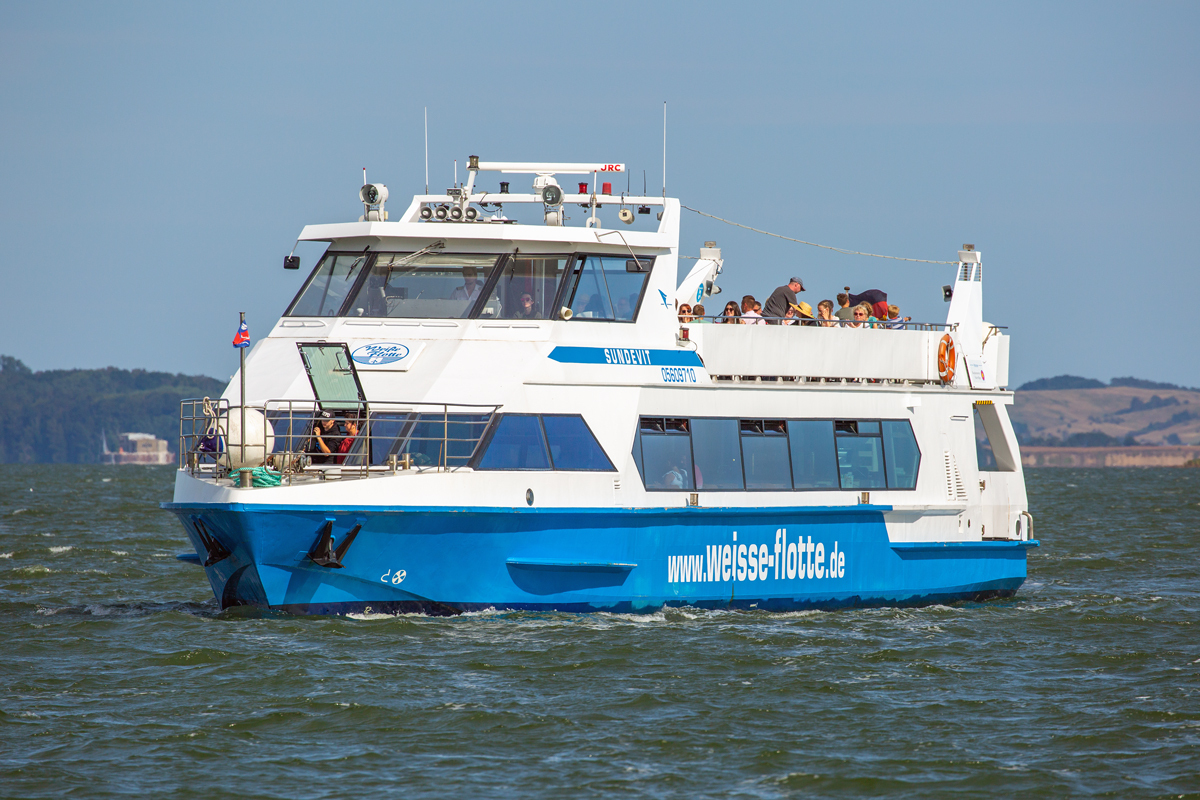 MS SUNDEVIT vor Lauterbach. Links ist die ehemalige  Entmagnetisierungsstation vor der Insel Vilm zu erkennen . - 24.07.2022

