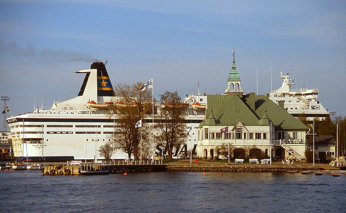 MS Sylvia Regina (166,10 m, 25.905 BRT, 22.948 kW, 22 kn) der Silja Line im Mai 1988 in den Schären von Helsinki. Das Schiff verkehrt heute für die Stena Line als Stena Saga.