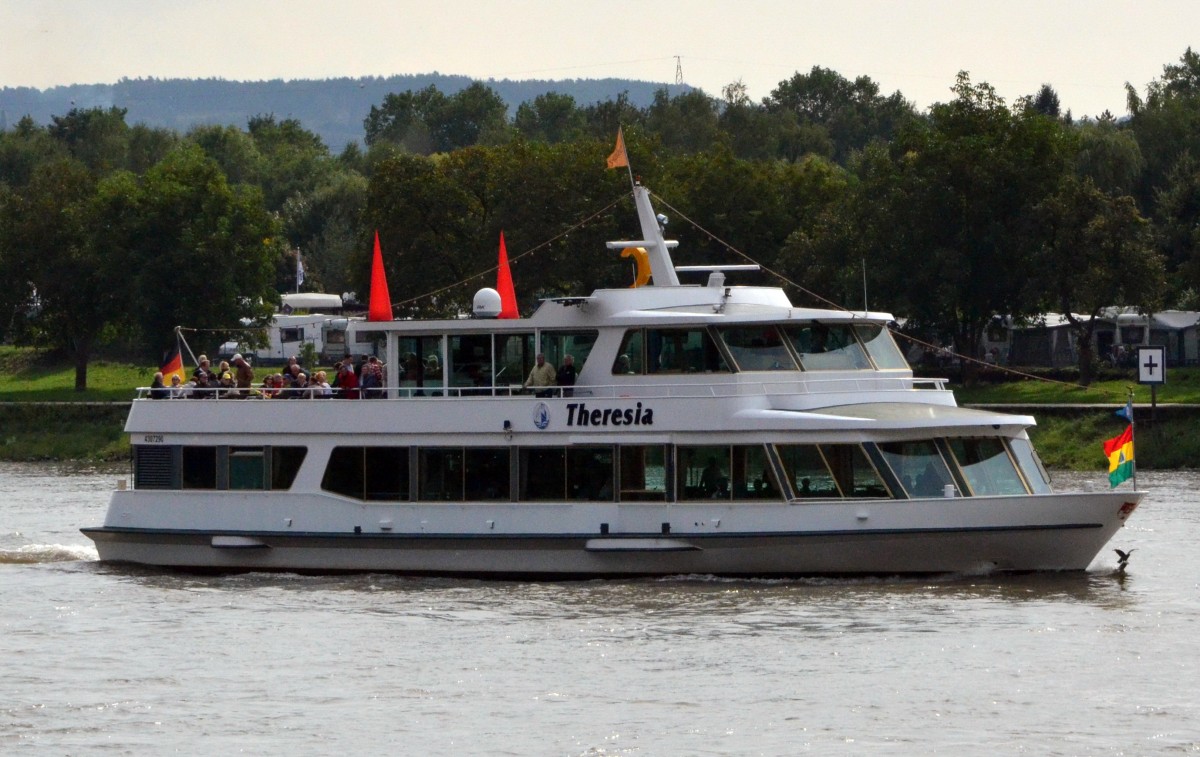 MS Theresia ein Ausflugsschiff auf dem Rhein bei Remagen am 21.09.2013.