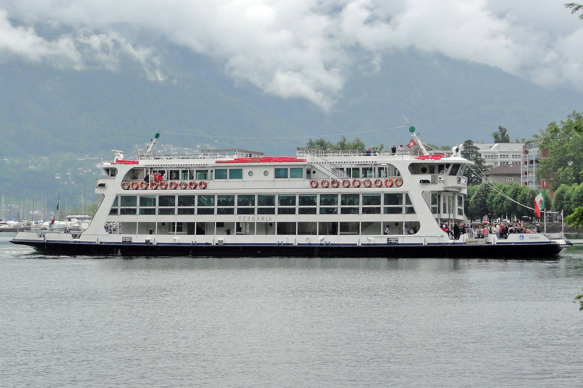 MS Verbania (Navigazione Lago Maggiore), kurz vor dem Anlegen in Locarno . Das Fährschiff Verbania ist das größte Schiff in der Flotte von NLM. Es wurde im Jahr 1986 von der Werft  Ancona CNR gebaut. Es ist 54 Meter lang und fasst max. 1100 Passagiere.  01.06.2016.