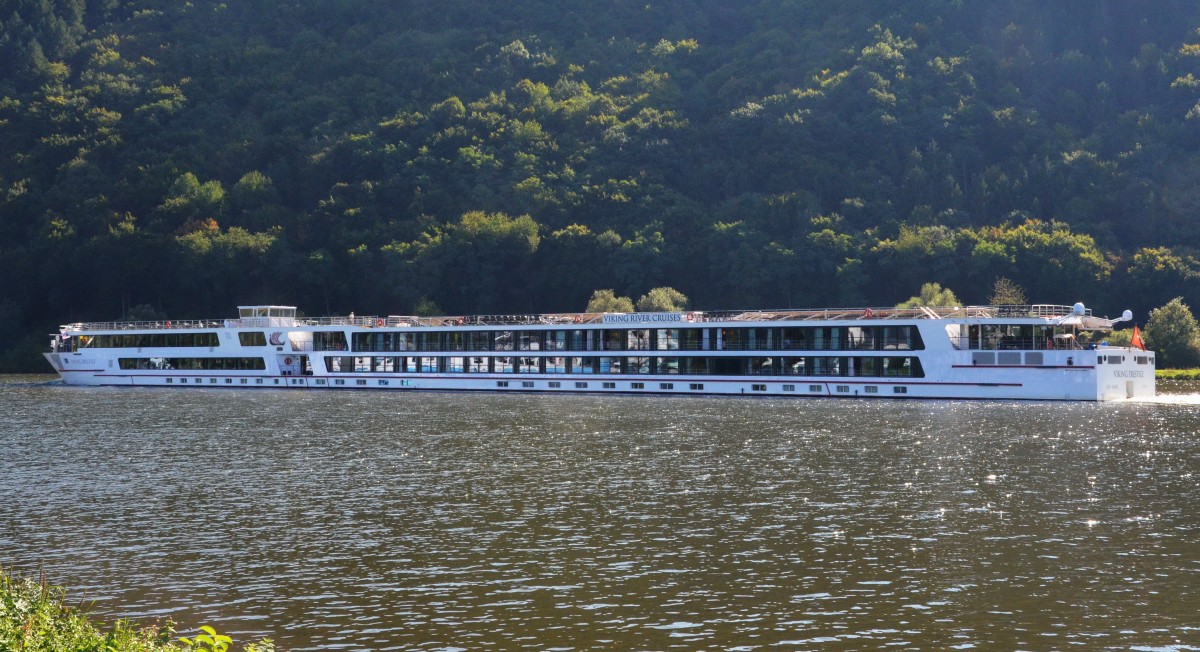 MS VIkING PRESTIGE ein Luxsus-Flusskreuzfahrtschiff auf der Mosel am 01.10.2013 bei Mehring. Heimathafen Basel, Baujahr 2011. Lnge 134,90 m, Breite (max.) 11,45 m, Tiefgang (ca.) 1,50 m, Tiefgang (max.) 2,00 m, Hhe . Wasserlinie(ca.) 6,10 m, Passagierkabinen 97 Anzahl Passagiere (max.) 188, Mannschaftsstrke 49, Geschwindigkeit ca. 21,0 km/ho, Bauwerft Neptun-Werft Rostock.