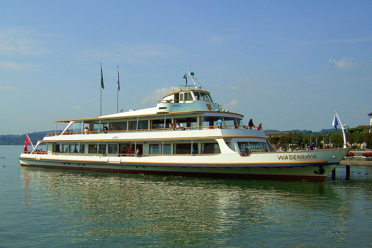 MS WÄDENSWIL an der Anlegestelle in Rapperswil. Baujahr 1968. Eigner: Zürichsee-Schifffahrtsgesellschaft - 20.08.2010