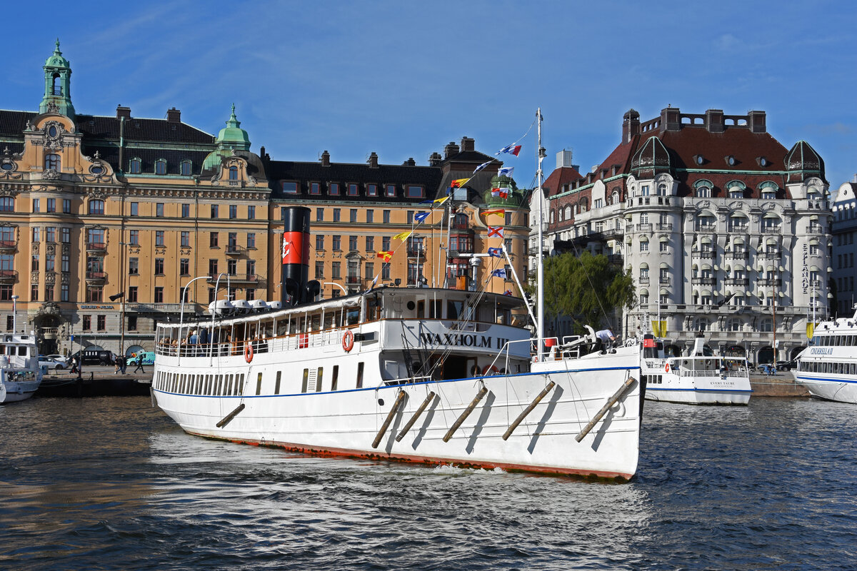 M/S Waxholm III verlässt am 01.06.2022 den Hafen von Stockholm.