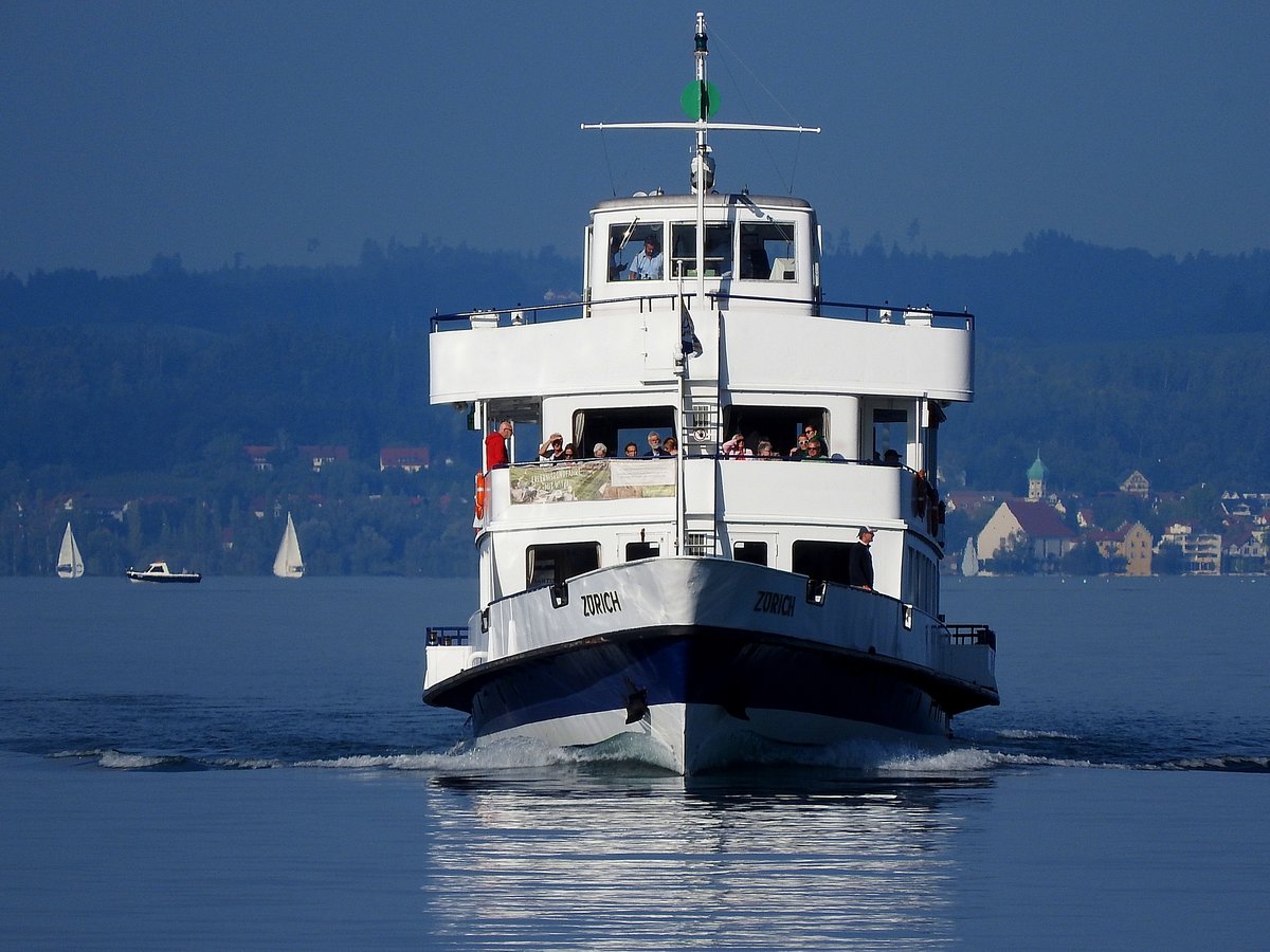 MS-ZÜRICH (L=47m; B=8mtr.; 2x300PS; 500Personen) steuert als Kurs305 Rohrschach(CH) an, im Hintergrund Wasserburg(D); 180904