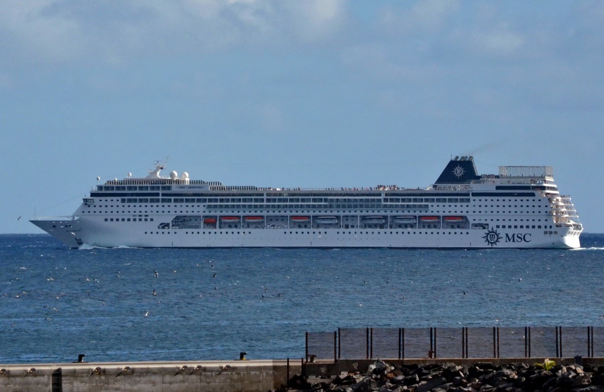 MSC Armonia, hier verlsst das Schiff gerade den Hafen von Arrecife am 15.12.2014. Es wurde 2001 unter dem Namen European Vision in Dienst gestellt. Das Schiff hatte eine Lnge von 251 Metern. Vom 31. August bis 17. November 2014 wurde die MSC Armonia bei der italienische Werft Fincantieri in Palermo umgebaut und auf 275 m verlngert. Passagierzahl wurde von 2223 auf 2680 erweitert.  Das Schiff wurde getrennt und ein 24 Meter langes Mittelstck eingesetzt.