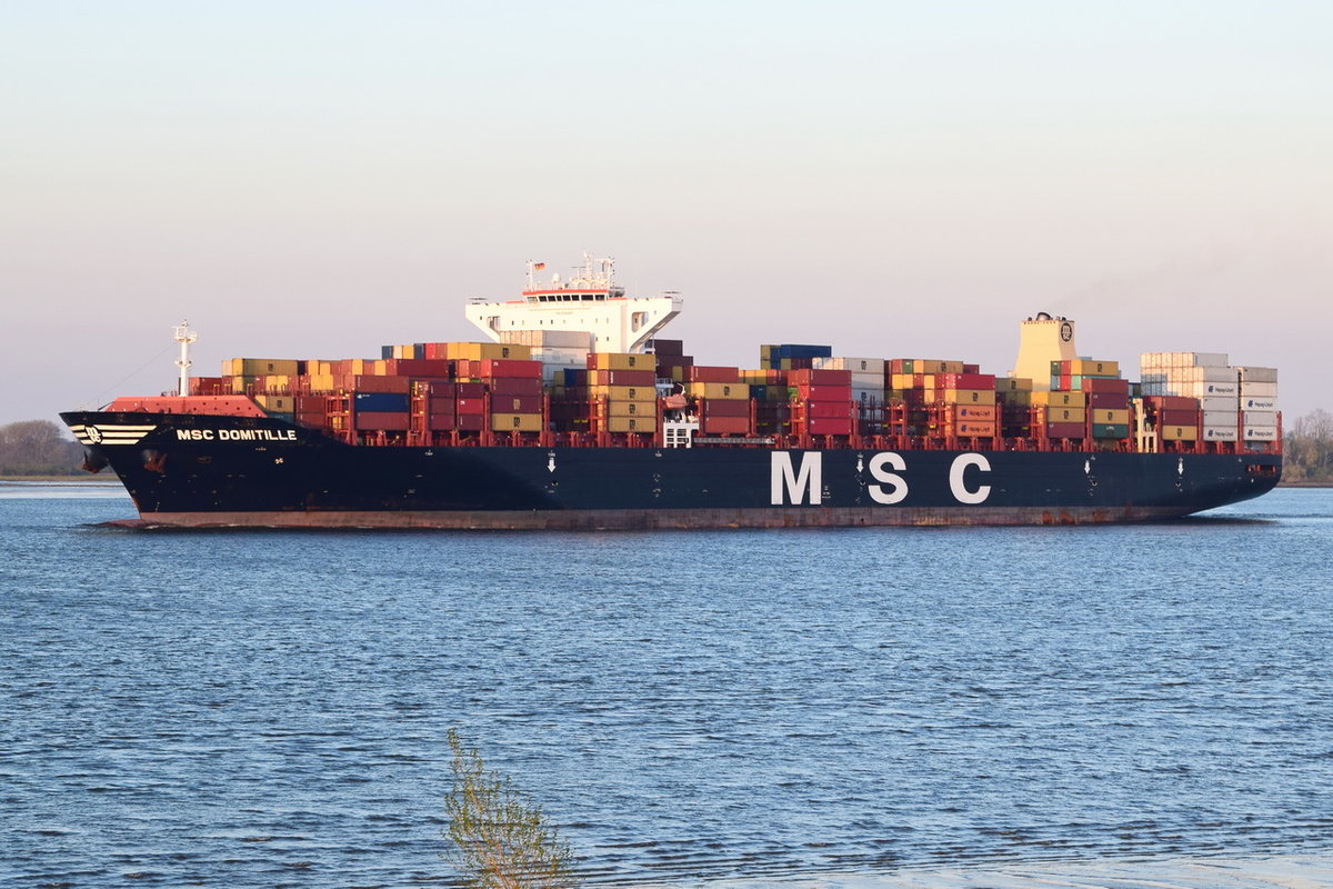 MSC DOMITILLE , Containerschiff , IMO 9720201 , Baujahr 2015 , 299.93 × 48.33m , 9400 TEU , 17.04.2019 , Grünendeich