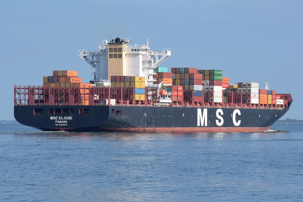 MSC ELODIE , Container , IMO 9704972 , Baujahr 2015 , 299.97m × 48.23m , 8800 TEU , bei der Alten Liebe Cuxhaven am 04.09.2018