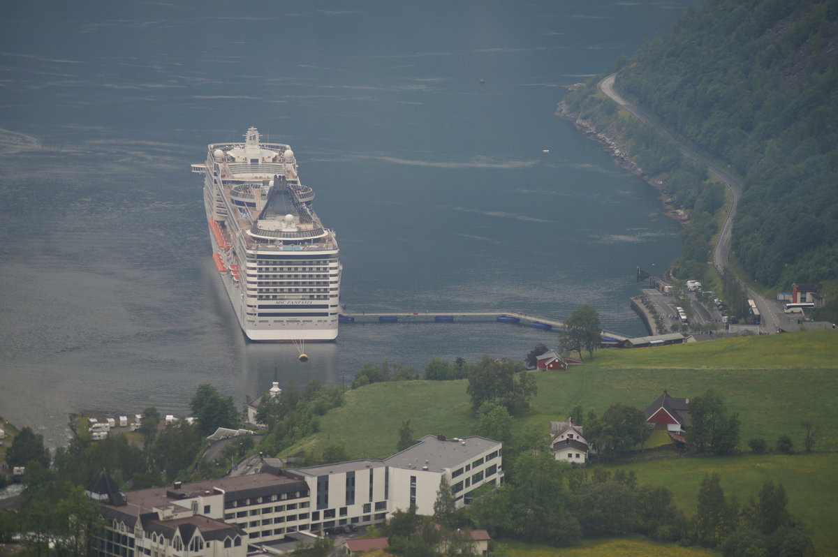 MSC Fantasia am 13.6.2017 im Geirangerfjord
