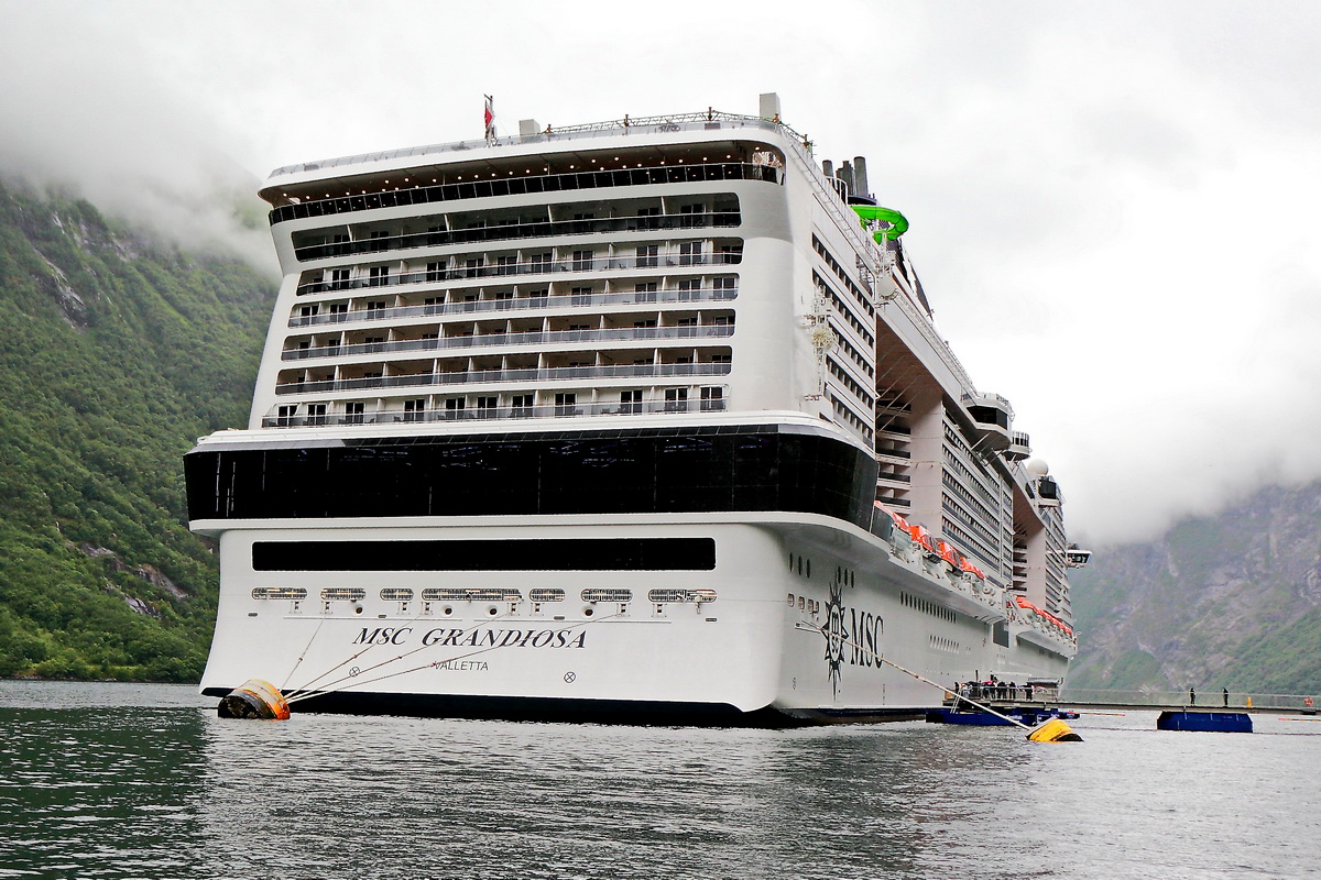 MSC Grandiosa liegt am 21. Juni 2022 im Geirangerfjord.