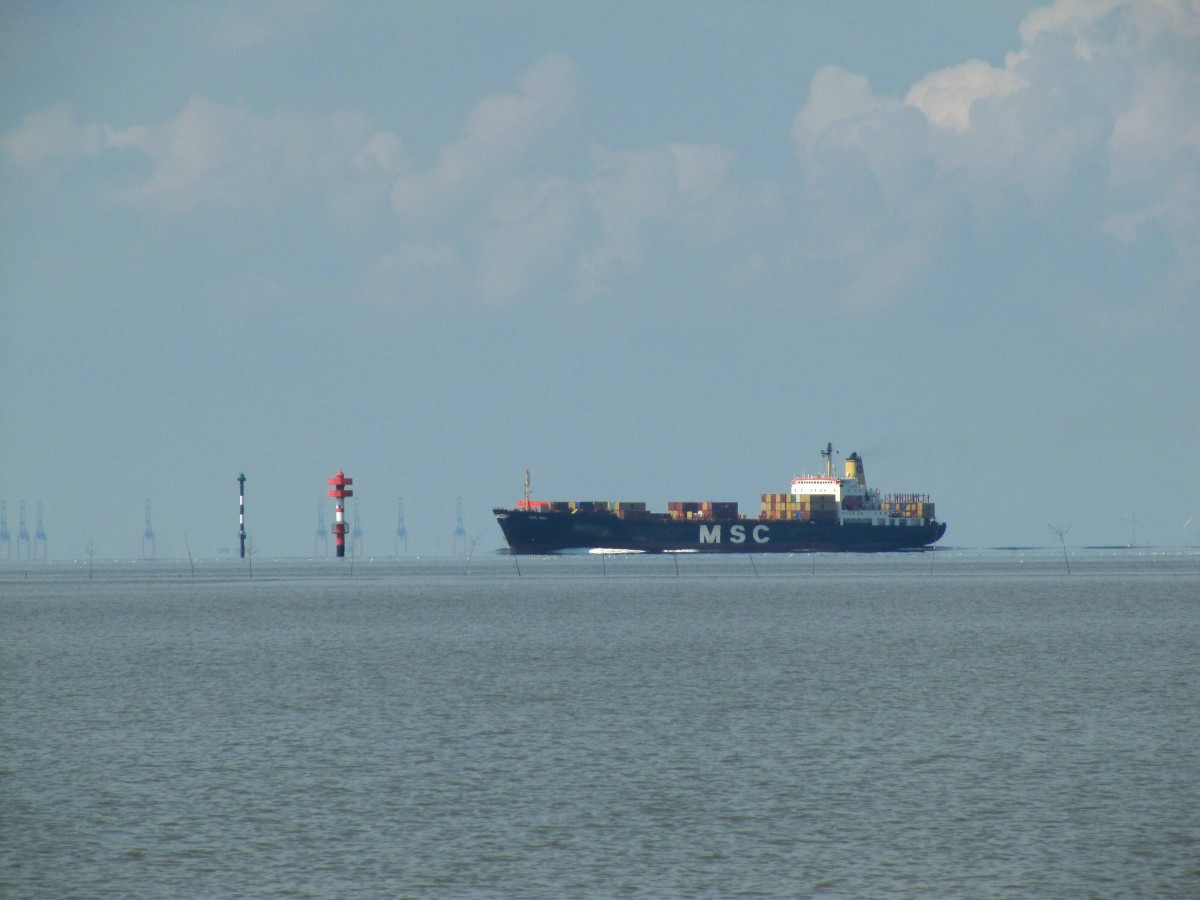 MSC Iris , IMO 8201624 , 203,06 x 25,46m , am 08.08.2014 Einlaufend in der Wesermündung nach Bremerhaven. Schwach im Hintergrund zu sehen sind die Kräne vom Jade-Weser-Port. 