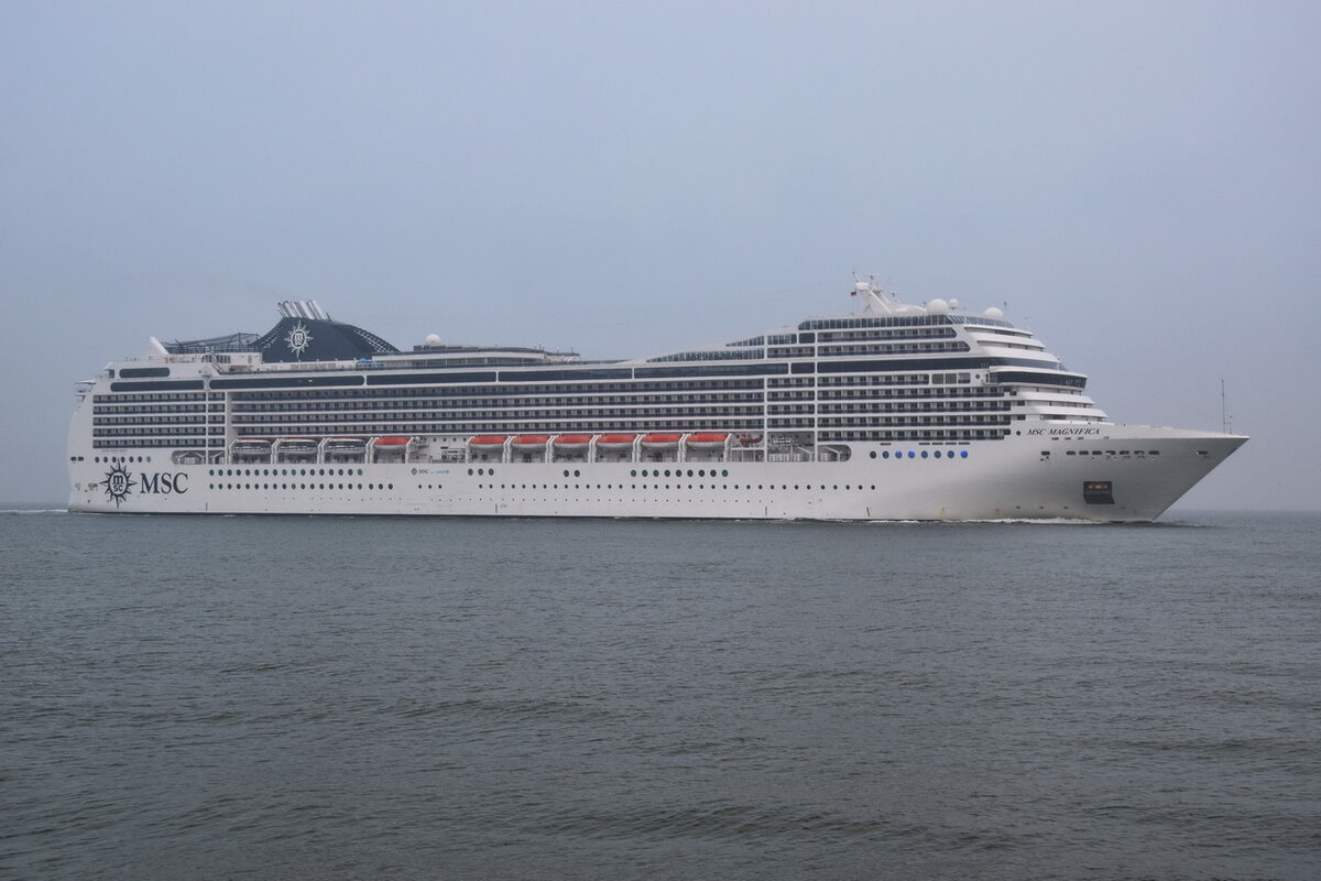 MSC MAGNIFICA , Kreuzfahrtschiff , IMO 9387085 , Baujahr 2010 , 293.8 x 32.3 m , 13.11.2021 , Cuxhaven