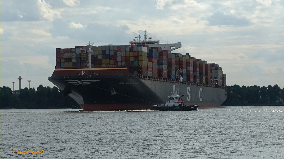 MSC NEW YORK (IMO 9606314) am 14.8.2019, Hamburg einlaufend, beim Drehen um rückwärts in den Waltershofer Hafen zu gelangen  /

Containerschiff / BRZ 176.490 / Lüa 399 m, B 54 m, Tg 16 m / 1 Diesel, MAN-B & W-STX 11S90ME-C9, 59.780 kW (81.277 PS), 23 kn / TEU 16.652, 1.400 Reeferplätze / gebaut 2014 in Südkorea / Eigner: MSC - Mediterrane Reederei / Flagge+Heimathafen Panama / 
