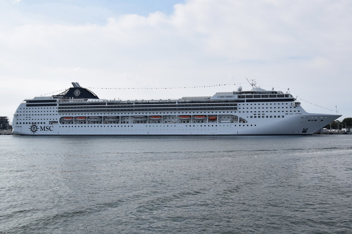 MSC OPERA , Kreuzfahrtschiff , IMO 9250464 , Baujahr 2004 , 275 x 28,8m , 2680 Passagiere , 28.08.2016 Rostock-Warnemünde