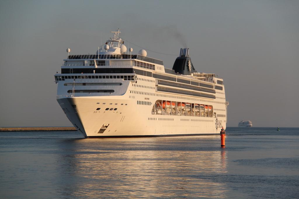 MSC Opera und Aidamar beim Einlaufen in Warnemnde.07.05.2016