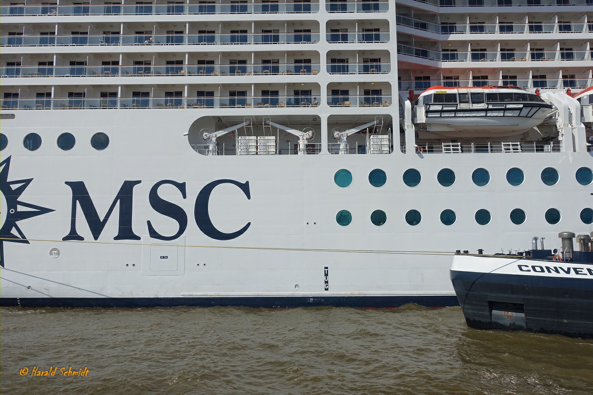 MSC ORCHESTRA (IMO 9320099) am 19.7.2019, Detail: Tenderboot und Kräne mit Rettungsinseln, Hamburg, Elbe, Cruises-Center Altona /

Kreuzfahrtschiff (MSC Musica-Klasse)  /  BRZ 62.409 / Lüa 293,8 m, B 32,2 m, Tg 7,85 m / Antrieb dieselelektrisch, 5 Diesel, Wärtsilä Typ 16V38B, ges. 58.000 kW (78.859 PS), ,2 E-Motore, 35.000 (47.587 PS), 23 kn / gebaut 2007 bei Aker Yards Werft, Saint-Nazaire / Reederei: MSC Cruises, Flagge + Heimathafen: Panama  /