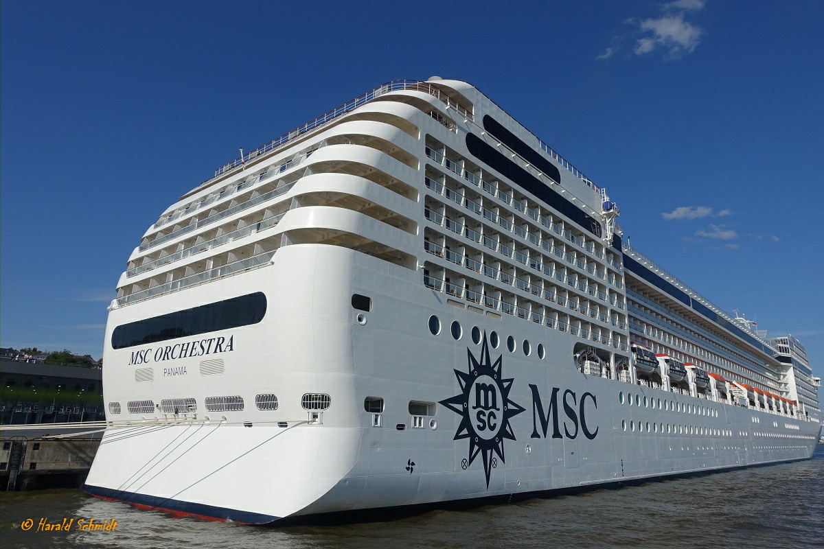 MSC ORCHESTRA (IMO 9320099) am 19.7.2019, Hamburg, Elbe, Cruises-Center Altona /

Kreuzfahrtschiff (MSC Musica-Klasse)  /  BRZ 62.409 / Lüa 293,8 m, B 32,2 m, Tg 7,85 m / Antrieb dieselelektrisch, 5 Diesel, Wärtsilä Typ 16V38B, ges. 58.000 kW (78.859 PS), ,2 E-Motore, 35.000 (47.587 PS), 23 kn / gebaut 2007 bei Aker Yards Werft, Saint-Nazaire / Reederei: MSC Cruises, Flagge + Heimathafen: Panama  /