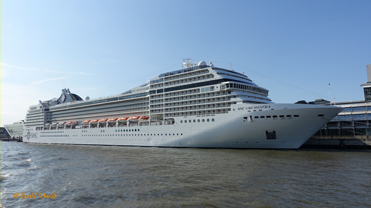 MSC ORCHESTRA (IMO 9320099) am 19.7.2019, Hamburg, Elbe, Cruises-Center Altona /

Kreuzfahrtschiff (MSC Musica-Klasse)  /  BRZ 62.409 / Lüa 293,8 m, B 32,2 m, Tg 7,85 m / Antrieb dieselelektrisch, 5 Diesel, Wärtsilä Typ 16V38B, ges. 58.000 kW (78.859 PS), ,2 E-Motore, 35.000 (47.587 PS), 23 kn / gebaut 2007 bei Aker Yards Werft, Saint-Nazaire / Reederei: MSC Cruises, Flagge + Heimathafen: Panama  /