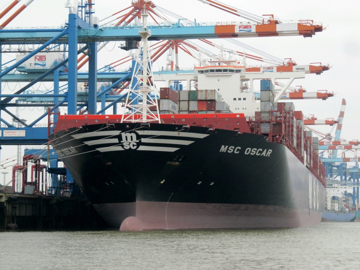 MSC Oscar , IMO 9703291 , 396 x 59m , Tg. 16m , 19.224 TEU am 24.10.2015 an der Stromkaje in Bremerhaven. Das am 08.01.2015 getaufte Containerschiff ist das 1. von 8 Schiffen der Olympic-Klasse und z.Zt. das größte Containerschiff der Welt.    