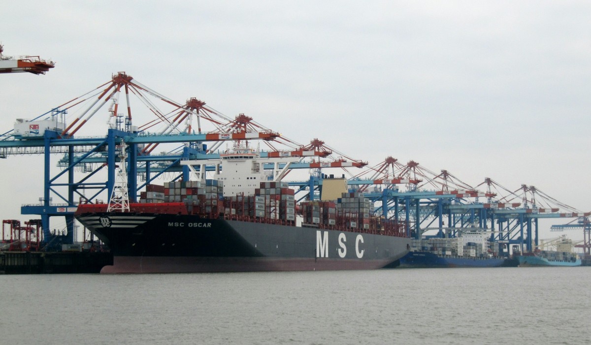 MSC Oscar (IMO 9703291) , Maersk Nijmegen (IMO 9434929) und Bomar Valour ((IMO 9242637) am 24.10.2015 am Stromkaje in Bremerhaven. 