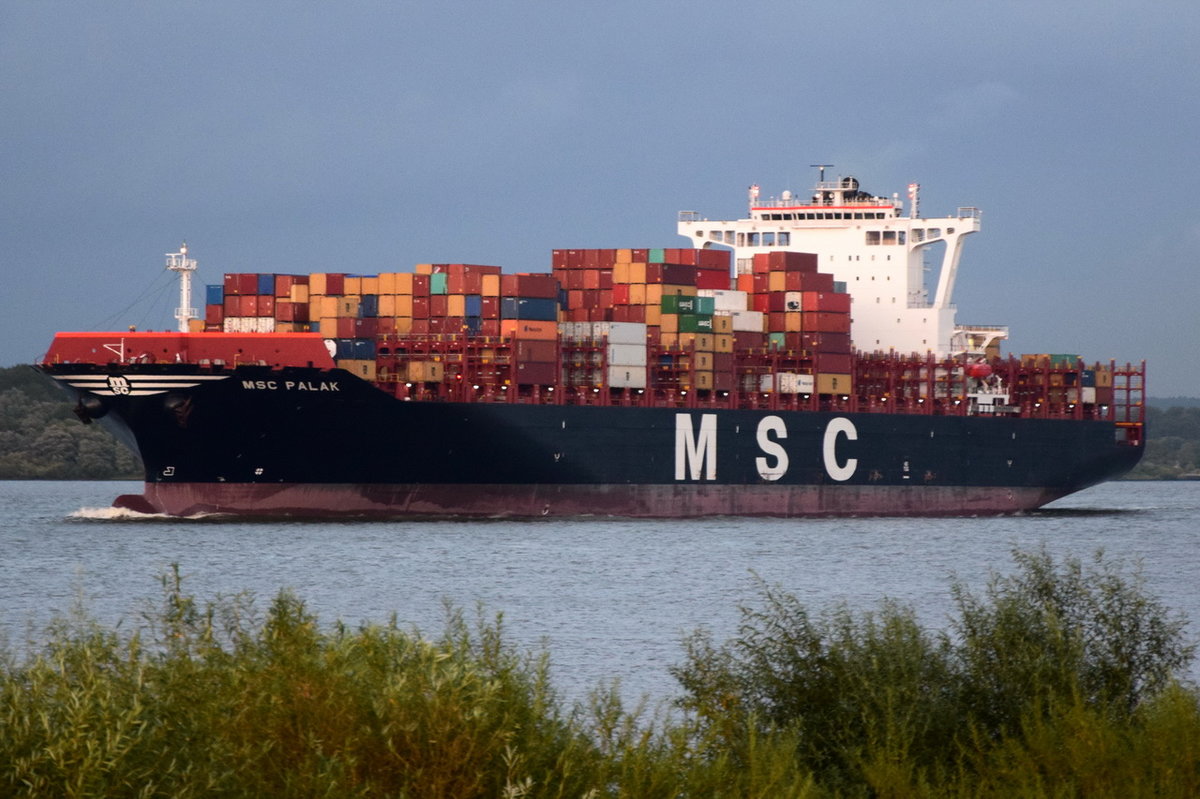 MSC PALAK , Containerschiff , IMO 9735206 , Baujahr 2016 , 299.9 × 48.33m , 9400 TEU , 06.09.2017 Grünendeich
    