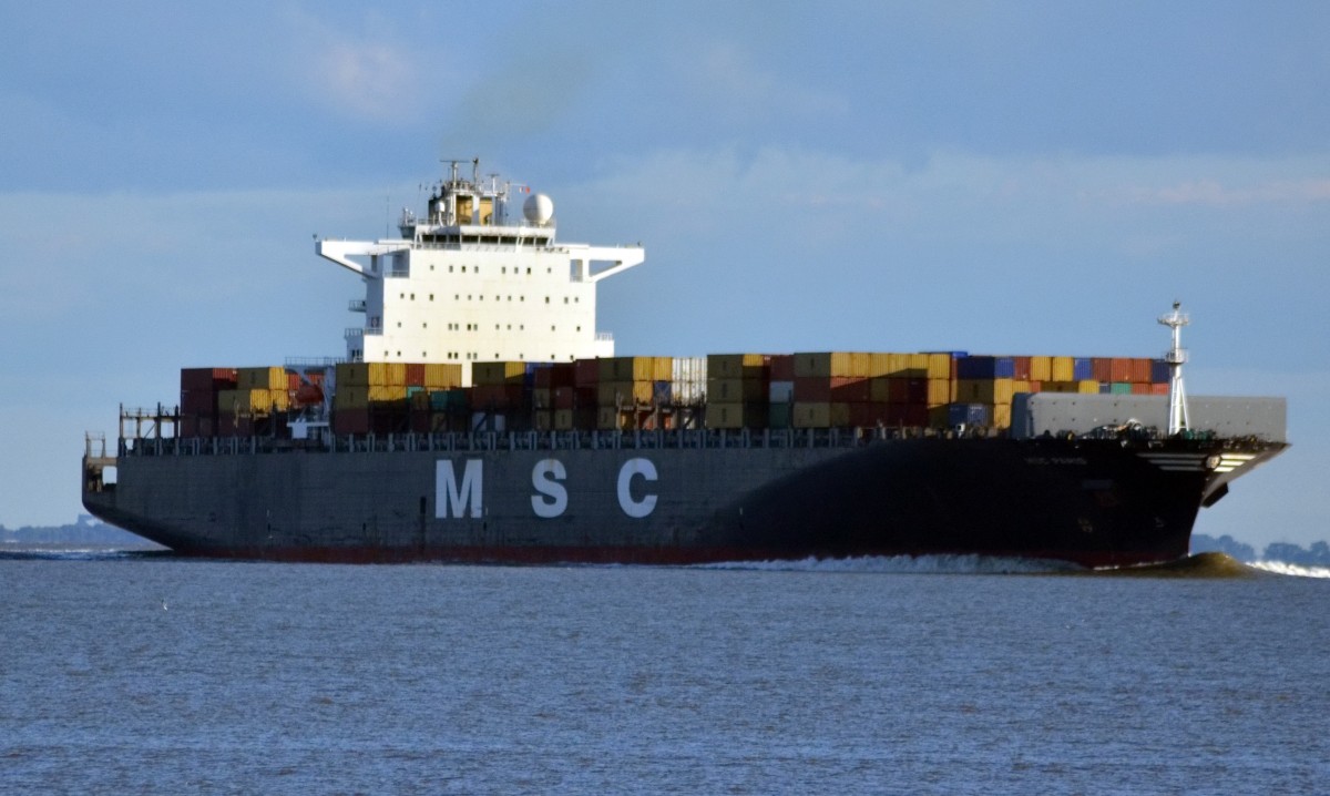 MSC Paris Containerschiff, Heimathafen  Madeira. Baujahr: 2006, Container: 8204 TEU, BRZ: 89941, Länge: 334.07 m, Breite: 42.80 m, Tiefgang: 14.50 m, Geschwindigkeit: 25.60 kn. Bei Brokdorf am 29.09.15 auslaufend von Hamburg beobachtet.