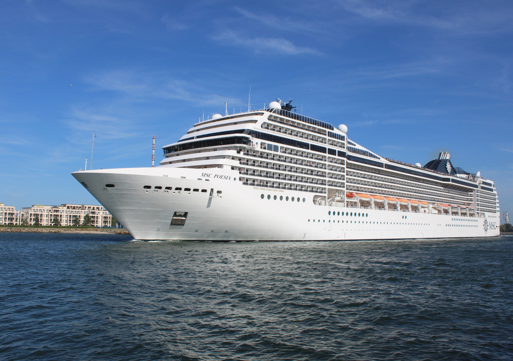 MSC Poesia bei besten Sonnenschein am Nachmittag des 29.06.2025 in Warnemünde.