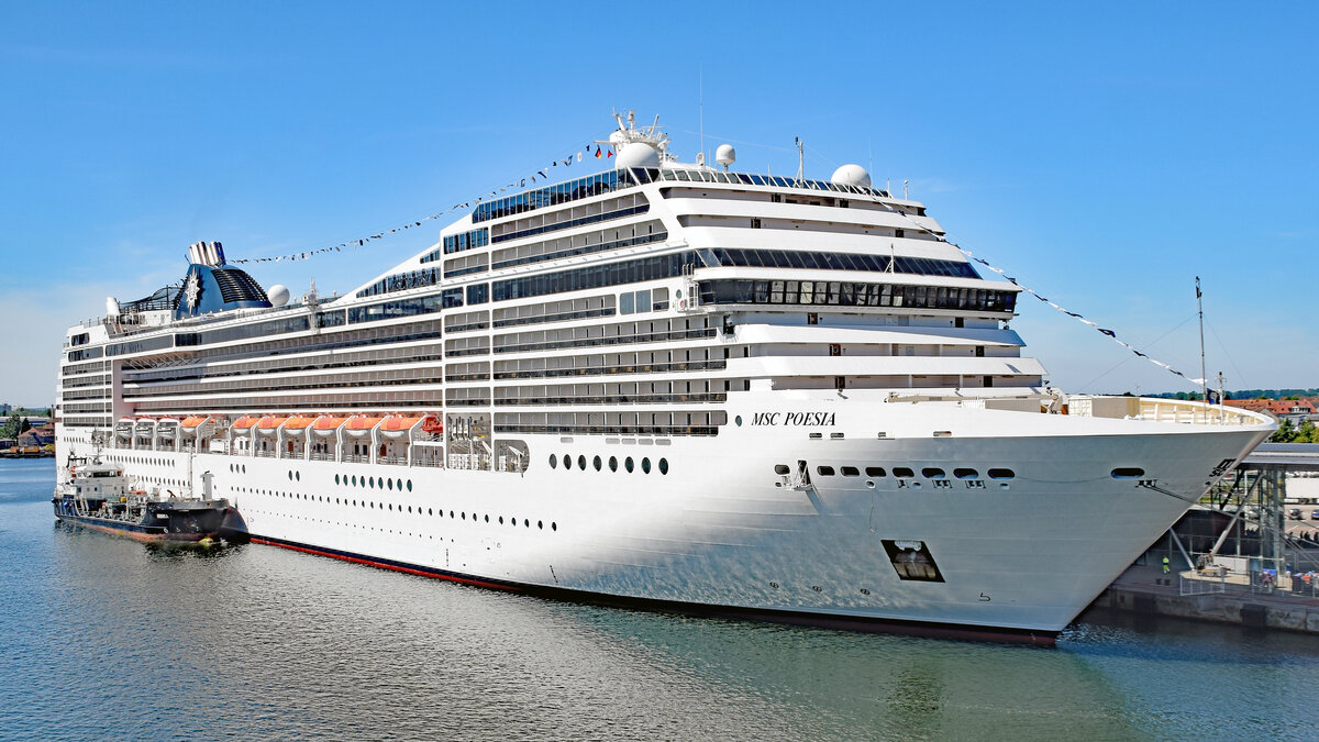 MSC POESIA (IMO 9387073) am 05.06.2022 im Hafen von Rostock-Warnemünde