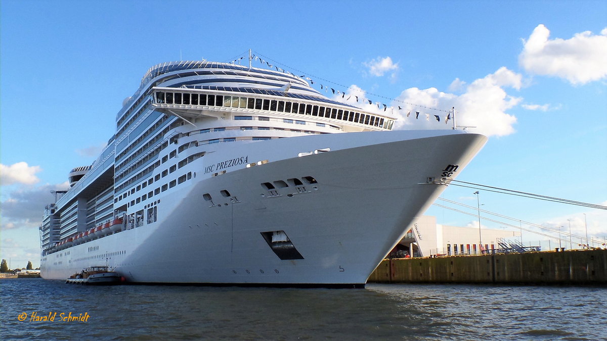 MSC PREZIOSA (IMO 9595321) am 8.10.2017, Hamburg, Kreuzfahrt-Terminal Steinwerder /

Ex-Name: PHOENECIE (bis 05.2012) /

Kreuzfahrtschiff / BRZ 139.072 / Lüa 333,3 m, B 37,92 m, Tg 8,65 m / Antrieb: Diesel-Elektrisch, zwei 16-Zyl., drei 12-Zyl. Wärtsilä-Diesel, ges. 71.400 kW, ( PS), 24 kn / zugl. Pass. 3.502, 1.751 Kabinen,  / Besatzung: 1.388 / gebaut 2013 bei STX France, Saint-Nazaire, Frankreich / Eigner: Mediterranean Shipping, Sorrent, Italien / Flagge+Heimathafen: Panama
Von der libyschen Staatsreederei GNMTC als PHOENECIE in Auftrag gegeben. Als das Schiff fast fertig war, wurde die libysche Regierung gestürzt und damit war der Abnehmer nicht mehr vorhanden. MSC übernahm das Schiff, das in seinen Ausmaßen der Fantasia-Klasse der Reederei entspricht.
