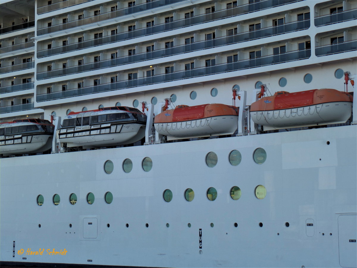 MSC PREZIOSA (IMO 9595321), Detail: Verkehrs- und Rettungsboote, am 8.10.2017, Hamburg, Kreuzfahrt-Terminal Steinwerder /

Ex-Name: PHOENECIE (bis 05.2012) /

Kreuzfahrtschiff / BRZ 139.072 / Lüa 333,3 m, B 37,92 m, Tg 8,65 m / Antrieb: Diesel-Elektrisch, zwei 16-Zyl., drei 12-Zyl. Wärtsilä-Diesel, ges. 71.400 kW, ( PS), 24 kn / zugl. Pass. 3.502, 1.751 Kabinen,  / Besatzung: 1.388 / gebaut 2013 bei STX France, Saint-Nazaire, Frankreich / Eigner: Mediterranean Shipping, Sorrent, Italien / Flagge+Heimathafen: Panama
Von der libyschen Staatsreederei GNMTC als PHOENECIE in Auftrag gegeben. Als das Schiff fast fertig war, wurde die libysche Regierung gestürzt und damit war der Abnehmer nicht mehr vorhanden. MSC übernahm das Schiff, das in seinen Ausmaßen der Fantasia-Klasse der Reederei entspricht.
