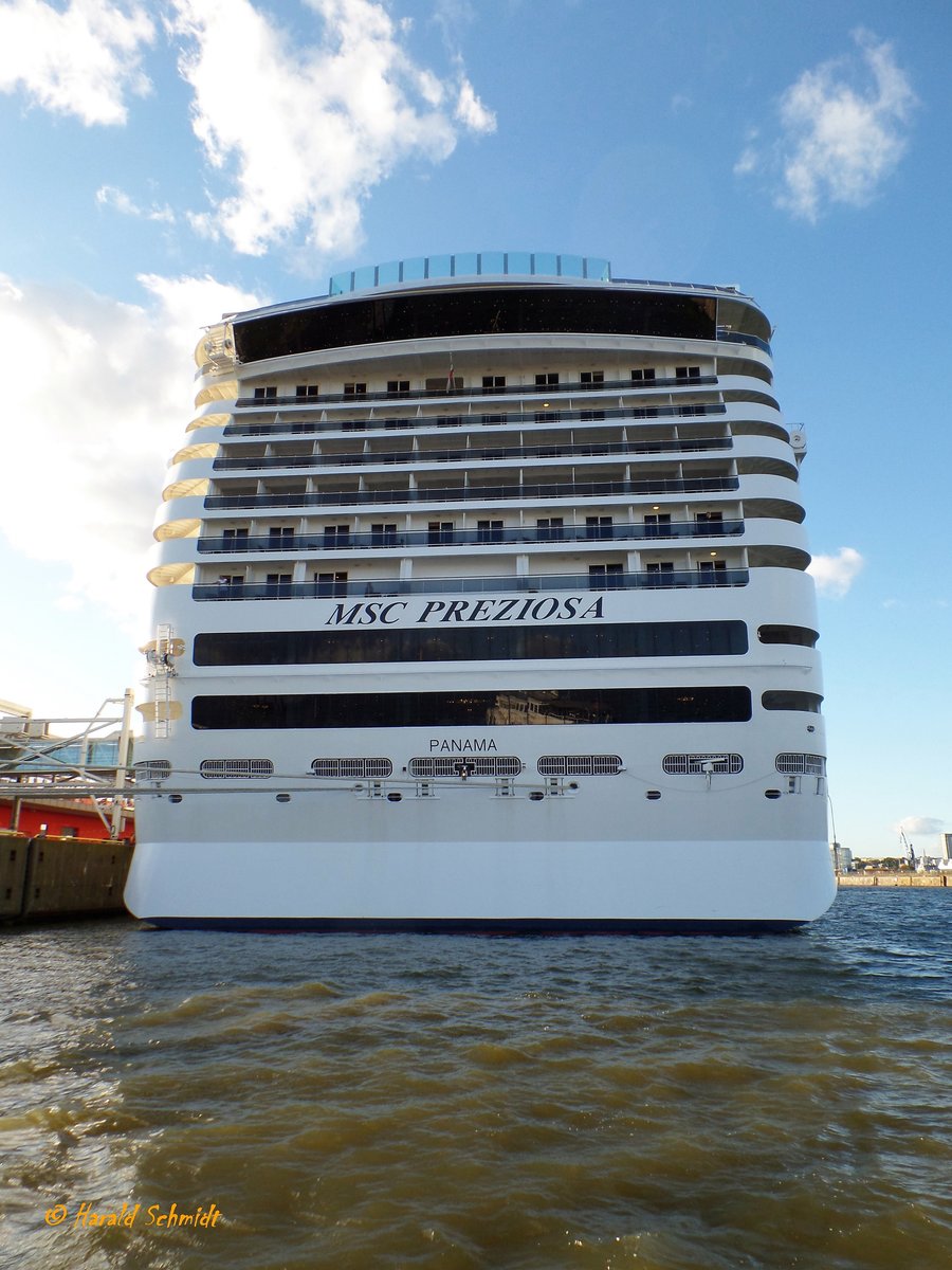 MSC PREZIOSA (IMO 9595321), Heckansicht,  am 8.10.2017, Hamburg, Kreuzfahrt-Terminal Steinwerder /

Ex-Name: PHOENECIE (bis 05.2012) /

Kreuzfahrtschiff / BRZ 139.072 / Lüa 333,3 m, B 37,92 m, Tg 8,65 m / Antrieb: Diesel-Elektrisch, zwei 16-Zyl., drei 12-Zyl. Wärtsilä-Diesel, ges. 71.400 kW, ( PS), 24 kn / zugl. Pass. 3.502, 1.751 Kabinen,  / Besatzung: 1.388 / gebaut 2013 bei STX France, Saint-Nazaire, Frankreich / Eigner: Mediterranean Shipping, Sorrent, Italien / Flagge+Heimathafen: Panama
Von der libyschen Staatsreederei GNMTC als PHOENECIE in Auftrag gegeben. Als das Schiff fast fertig war, wurde die libysche Regierung gestürzt und damit war der Abnehmer nicht mehr vorhanden. MSC übernahm das Schiff, das in seinen Ausmaßen der Fantasia-Klasse der Reederei entspricht.
