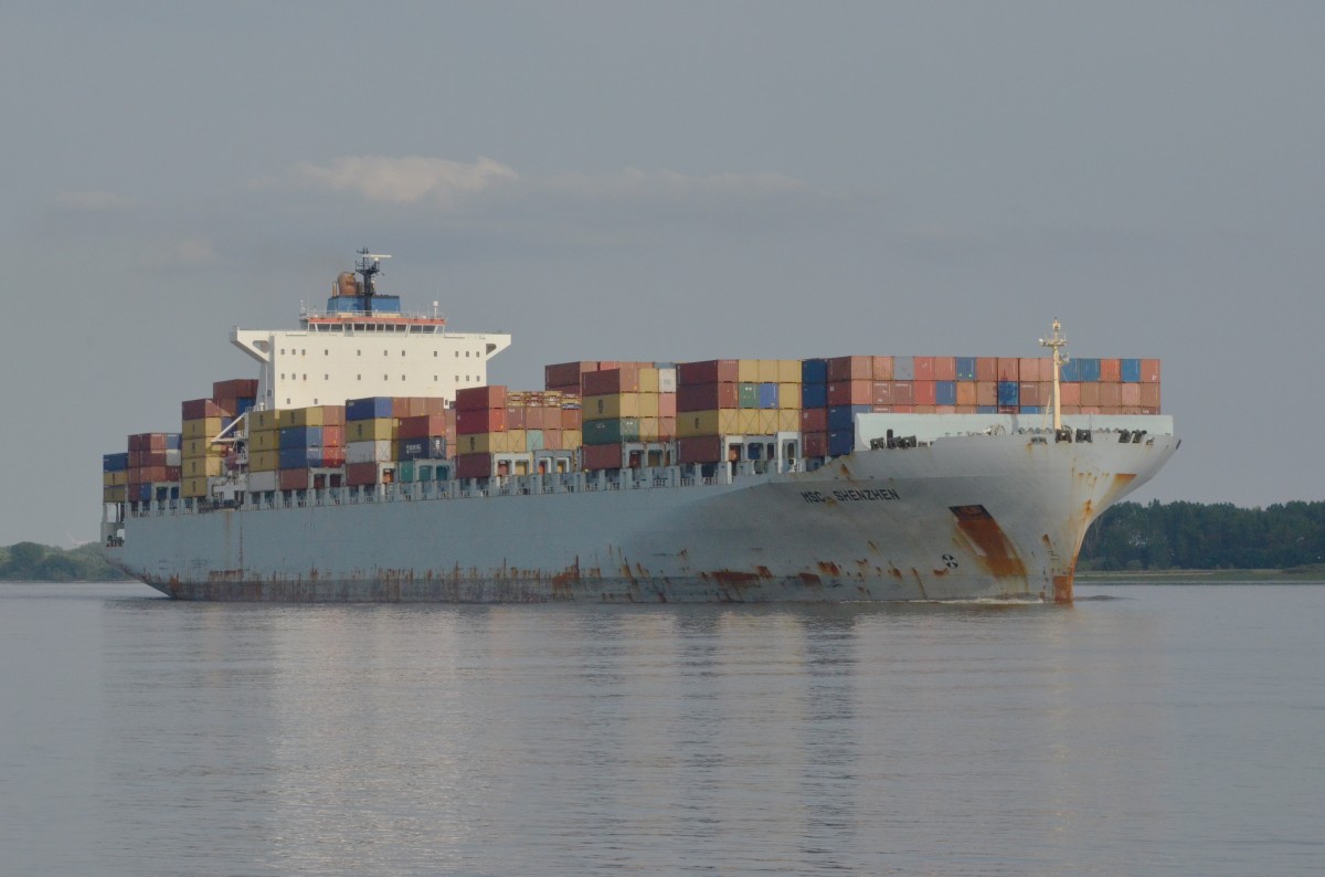 MSC  SHENZHEN, Containerschiff,  IMO: 9285653,  Heimathafen Luxembourg, Baujahr: 2004, TEU: 7500, L; 300m, B; 42,80m, T; 14,50m
(ex Cosco Shenzhen) gesehen in Wedel am 10.06.2014.
