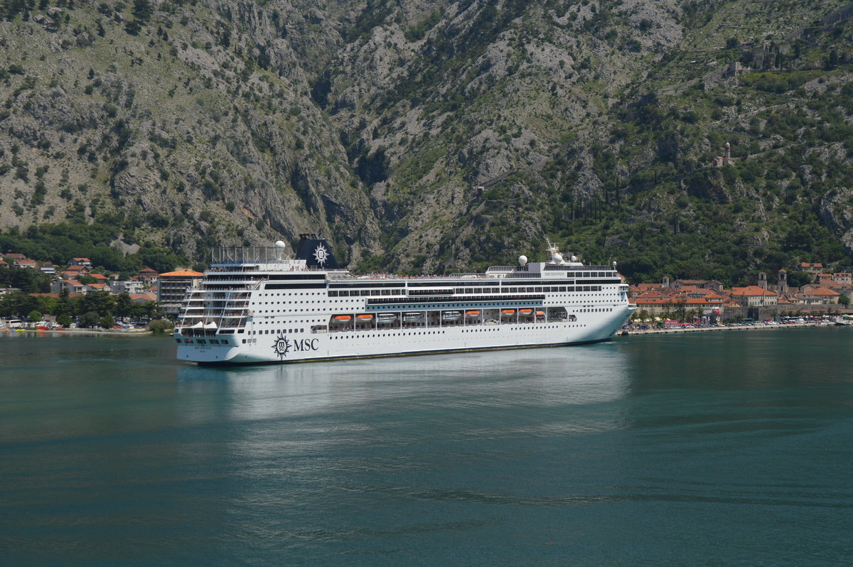 MSC Sinfonia liegt am 12.05.2018 im Hafen von Kontor /Montenegro.