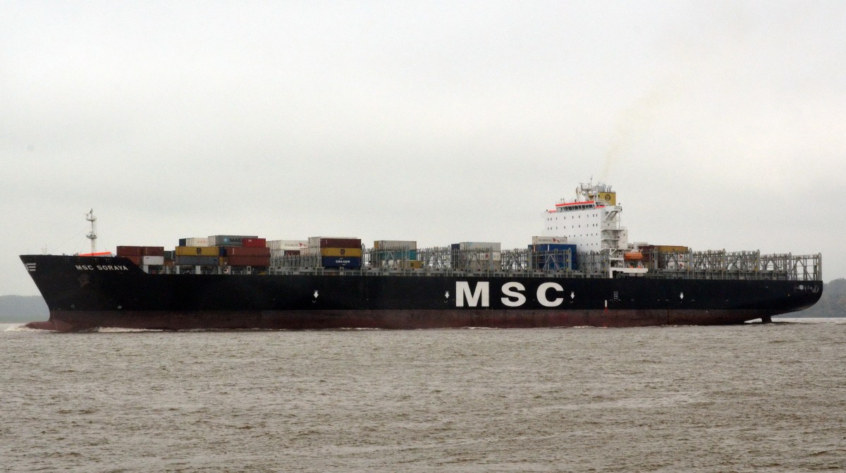 ,,MSC Soraja``  Heimathafen Panama,  IMO: 9372494,  Baujahr: 2008,  BRZ: 66399,  DWT: 73262 t,  Maschinenleistung: 52207,  KW Geschwindigkeit: 24.50 kn,  Container: 5800 TEU,  Lnge: 277.30 m,  Breite: 40.00 m, Tiefgang: 14.52 m,  Am  09.10.15  bei  Lhe auf der Elbe von Hamburg auslaufend.