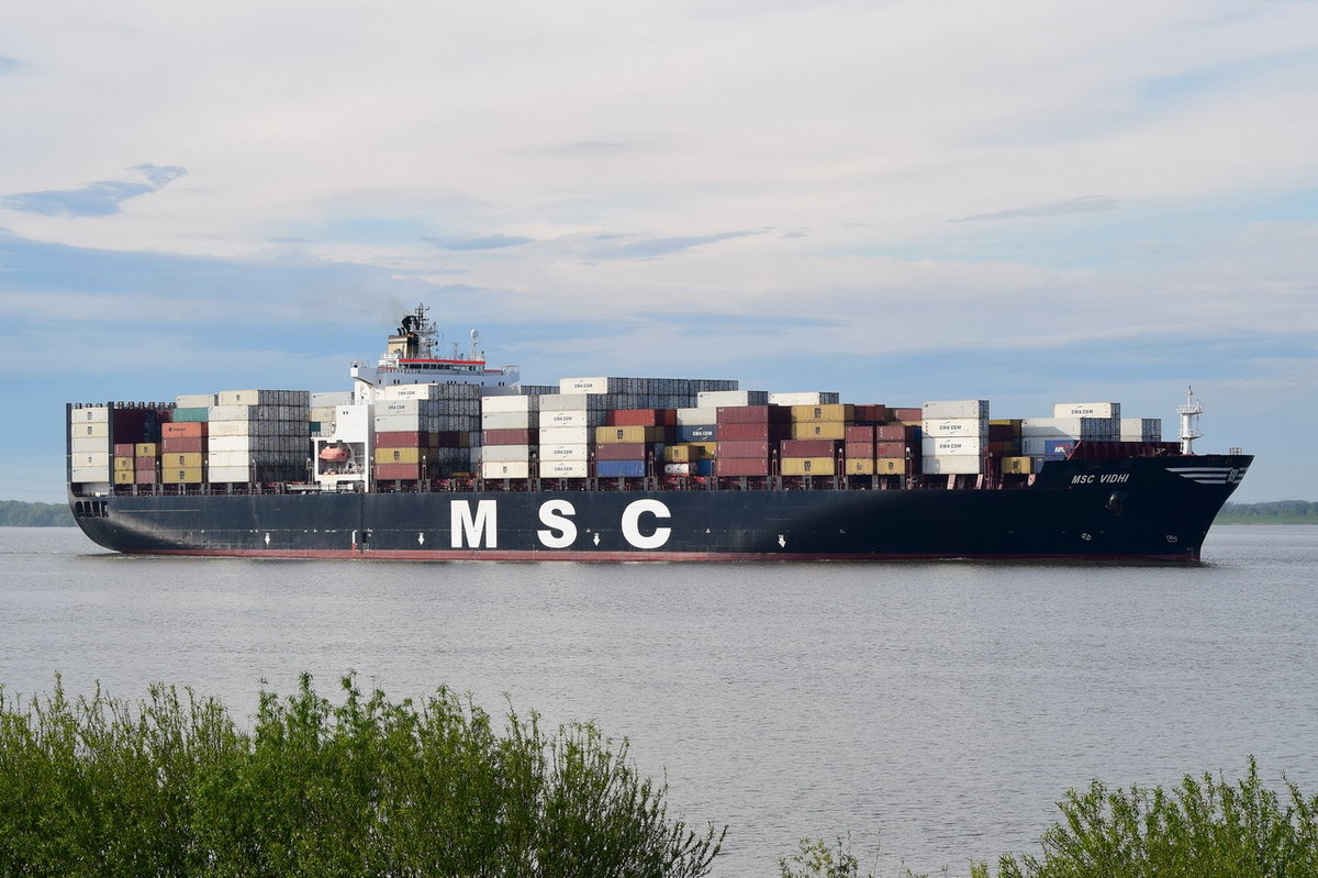 MSC VIDHI , Containerschiff , IMO 9238739 , Baujahr 2001 , 5514 TEU , 277.3 × 40.1m ,
13.05.2017  Grünendeich