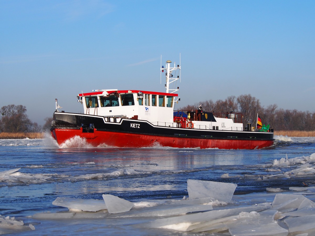 MS KIETZ  als Kopfeisbrecher zerschneidet er das Eis der Oder bei Ognica am 09.01.2016.Der Brecher gehört zum WSA Eberswalde.