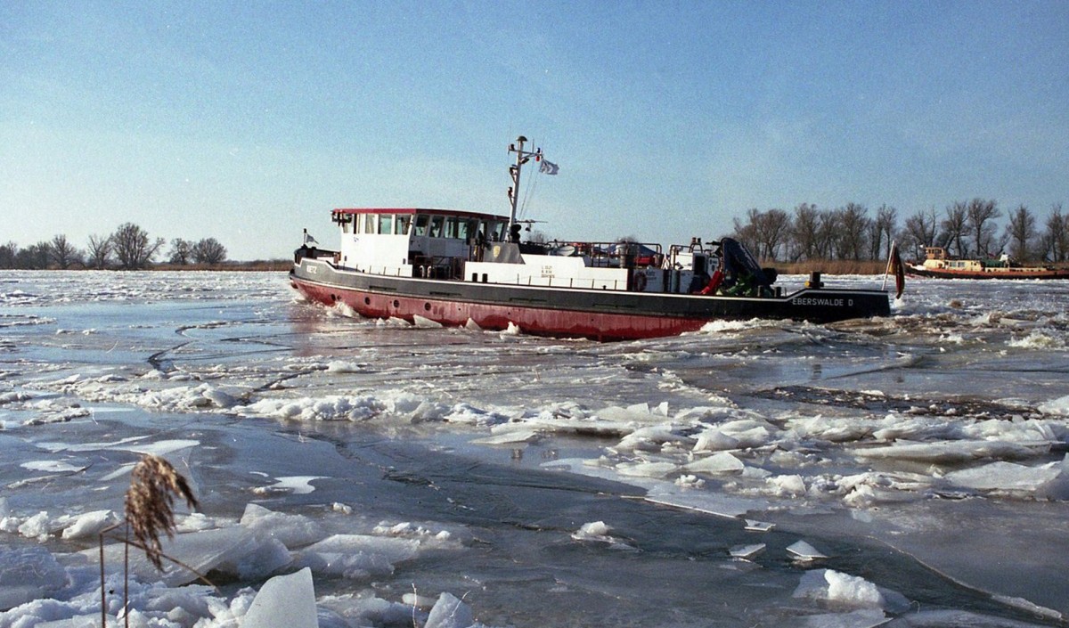 MS Kietz stemmt sich mit voller Kraftin das Eis der Oder.Der Eisbrecher vom WSA Eberswalde am 09.01.2016 bei Ognica im Einsatz.